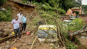 FOTO: Banjir dan Longsor Sapu India Tewaskan 30 Orang