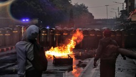 FOTO: Bentrok Massa dan Aparat Pecah di Pejompongan Jakpus