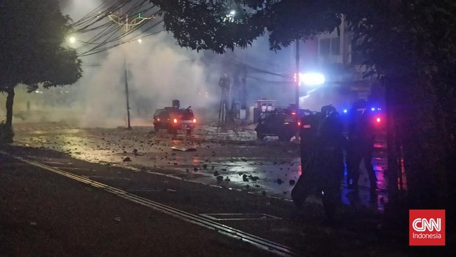 Massa diduga menembakkan kembang api ke arah SPBU Pejompongan yang berada di Jalan Penjernihan, Jakarta Pusat.