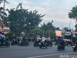 Demo Buruh di Depan Kantor Gubernur Jatim Bubarkan Diri
