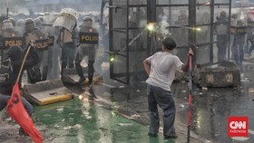 Bentrok Pecah di Pejompongan-Senayan, Gas Air Mata Ditembakkan