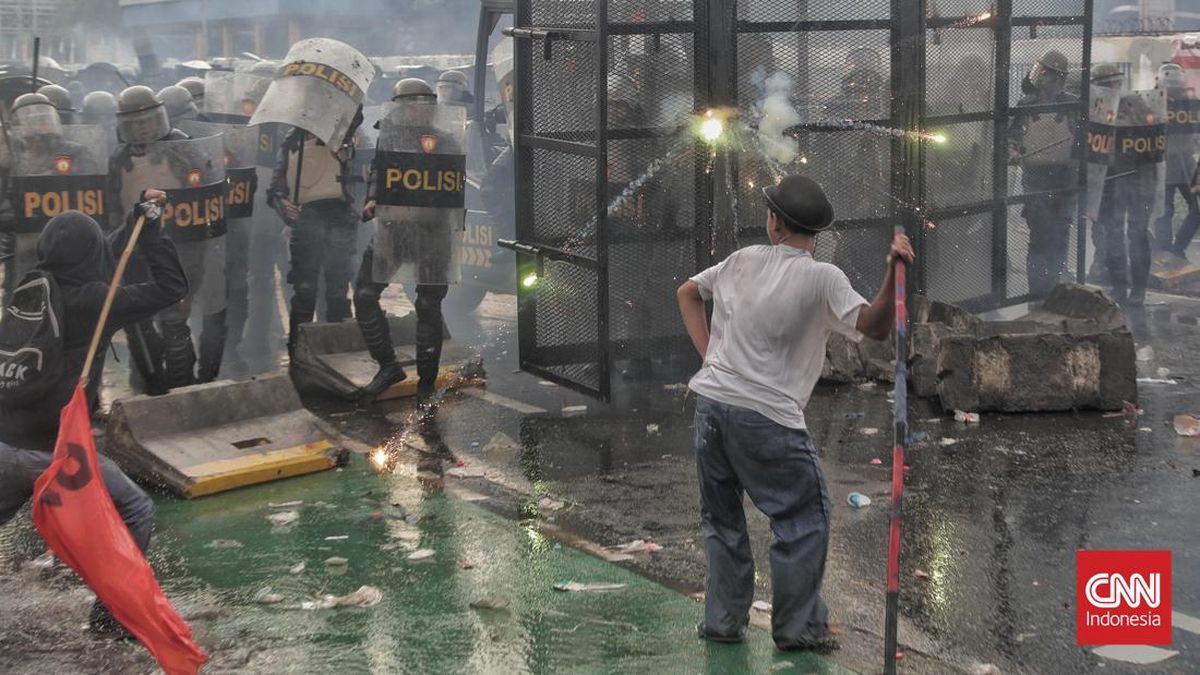 Bentrok Pecah di Pejompongan-Senayan, Gas Air Mata Ditembakkan