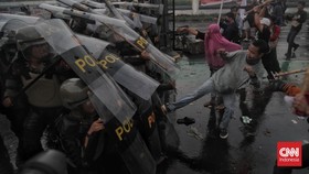 FOTO: Demo Memanas, Polisi Tembak Gas Air Mata