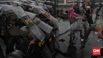 FOTO: Demo Memanas, Polisi Tembak Gas Air Mata