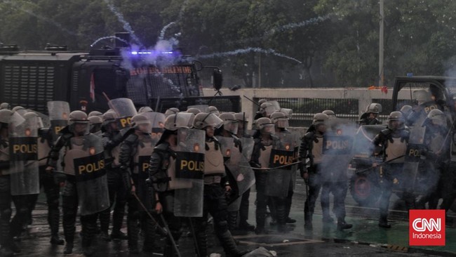 Kadiv Propam Polri Irjen Abdul Karim menyebut seorang anggota Polri kritis buntut kericuhan demonstrasi di Jakarta pada Kamis (28/8).