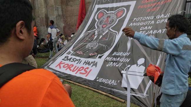 Tak Ada Istilah Penonaktifan di DPR, Ini Cuma Akal-akalan Pakar hukum menyatakan dalam UUMD3 maupun Tatib DPR tidak dikenal istilah penonaktifan anggota dewan, yang ada hanya pemberhentian atau pemberhentian sementara.