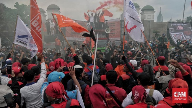 Buruh menunggu pengumuman UMP 2026 oleh gubernur seluruh provinsi. Jika kenaikan tak sesuai, pekerja siap menggelar aksi demo berjilid-jilid menjelang Nataru.