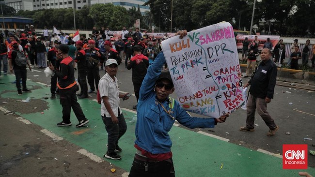 GBK Lockdown Imbas Demo DPR 29 Agustus Memanas, Pengunjung Terjebak Kawasan Gelora Bung Karno (GBK), Jakarta, dilaporkan ditutup menyusul aksi demonstrasi memprotes MPR/DPR RI meluas dan memanas di sejumlah titik Jumat (29/8).