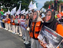 Ada Sri Mulyani-Tikus Berdasi di Demo Buruh Kantor Gubernur Jatim