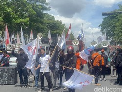 Bendera One Piece hingga Tikus Berdasi Warnai Demo Buruh di Surabaya