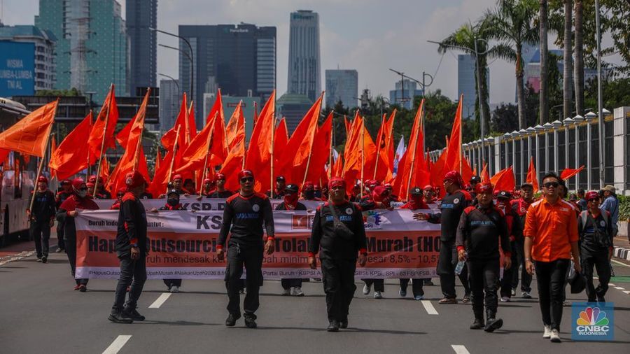 Aktivitas Demo Buruh Depan DPR Sebabkan Penutupan Akses Tol Slipi