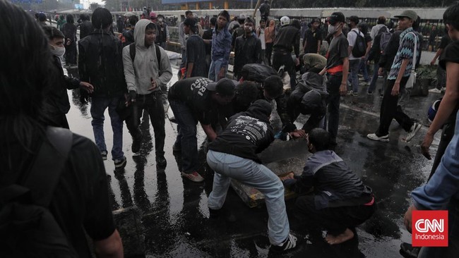 Pelajar RI di Luar Negeri Kecam Polisi Lindas Driver Ojol hingga Tewas Perhimpunan Pelajar Indonesia (PPI) Dunia mengecam aksi mobil rantis Brimob yang melindas sopir ojek online Affan Kurniawan hingga tewas saat demo 28 Agustus.