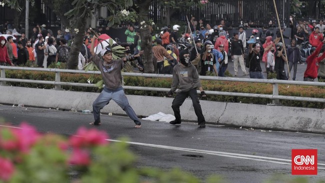 Demonstrasi massa di area kompleks parlemen Gedung DPR, Jakarta, masih berlanjut dan mulai tidak kondusif.