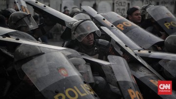 V Džakarti zaradi protestov pred parlamentom okrepljene varnostne sile