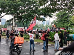 Video: Demo Ricuh, Polisi Pukul Mundur Massa ke Jalan Gerbang Pemuda