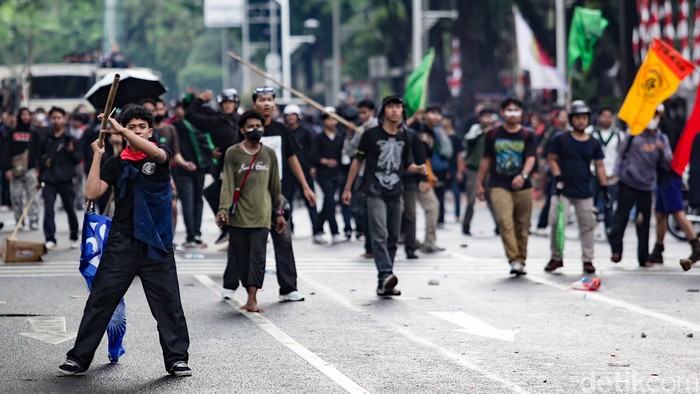 Kericuhan terjadi di Jalan Gerbang Pemuda, kompleks Gelora Bung Karno (GBK), Jakarta, Kamis (28/8/2025). Massa yang sebelumnya berdemo di depan gedung DPR dipukul mundur aparat kepolisian.