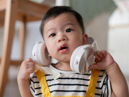 Perlukah Bayi Memakai Earmuff saat Naik Pesawat?