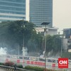 Aparat Tembak Gas Air Mata Bubarkan Massa Demo di DPR
