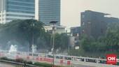 Aparat Tembak Gas Air Mata Bubarkan Massa Demo di DPR