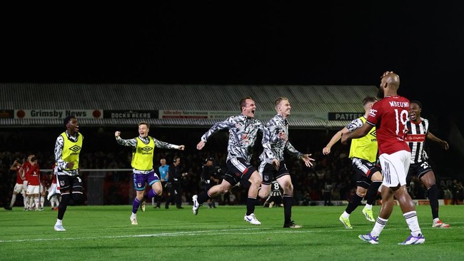 Bryan Mbeumo menjadi tokoh utama laga Grimsby Town vs Manchester United yang berlangsung dramatis. Sebab ia berperan ganda sebagai hero sekaligus berubah zero.