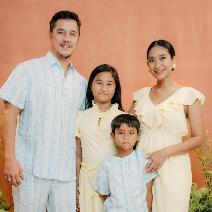 <p>Artis cantik Happy Salma menikah dengan Tjokorda Bagus Dwi Santana Kertayasa pada tahun 2010. Dari pernikahan ini, Happy Salma dan sang suami dikaruniai dua orang anak, yakni Tjokorda Sri Kinandari Kerthyasa dan Tjokorda Ngurah Rayidaru Kerthyasa. (Foto: Instagram @happysalma)</p>