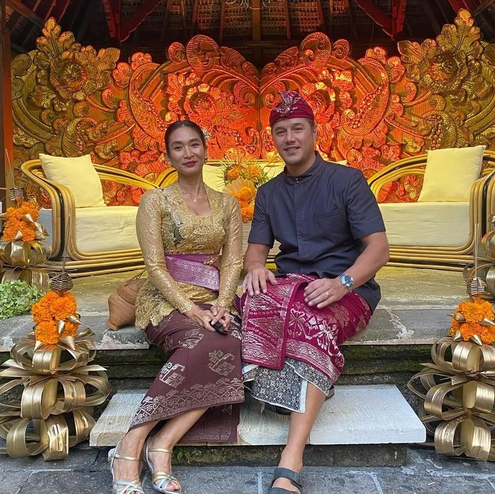 <p>Sejak menikah dengan Tjok Gus, Happy Salma memutuskan untuk menetap di Bali. Perlu diketahui, suami Happy Salma adalah seorang bangsawan Bali yang juga berdarah Australia. Menurut informasi, Tjok Gus merupakan keturunan Raja Ubud, Bali. (Foto: Instagram @happysalma)</p>