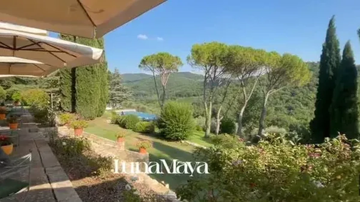 Hotel Luna Maya dan Maxime Bouttier Menginap di Italia