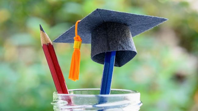 Bantuan pendidikan ini tidak bersifat mutlak dan dapat dievaluasi secara berkala. Simak beberapa hal yang menyebabkan KIP Kuliah dicabut.