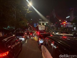 Imbas Demo, Lalin Jalan Gatot Subroto Arah Simpang Kuningan Ditutup