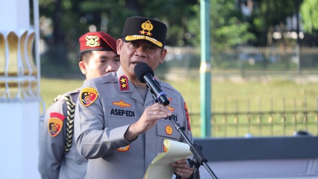 Kapolda Metro Jaya menegaskan personelnya tidak ada yang membawa senpi saat kawal demo hari ini. Penggunaan gas air mata hanya dibolehkan atas perintah Kapolda.