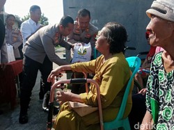 Hangatnya Kapolres Kediri Cangkrukan Bareng Lansia di Rumah Gusdurian