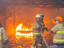 Kebakaran Hebat Landa Bengkel Mobil di Bandung, Belasan Kendaraan Hangus