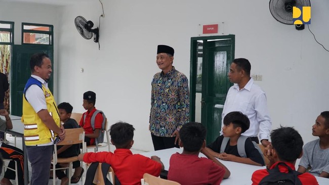 Menteri PU Sambut Kehadiran SRMP 26 di Maluku Utara Kehadiran SRMP 26 Kota Ternate menjadi bukti hadir negara menyediakan sarana pendidikan berkualitas, termasuk asrama, fasilitas belajar, serta sarana pendukung.