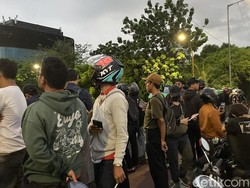 Jalan Pejompongan Jadi Tontonan Warga di Flyover Usai Ricuh, Lalin Macet