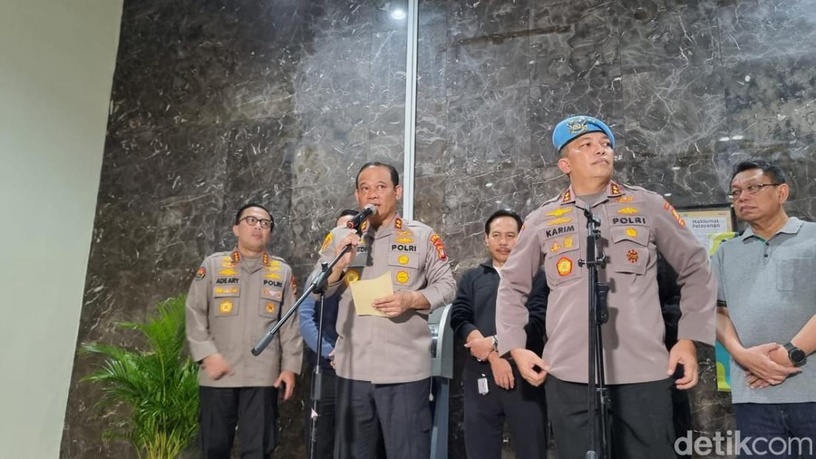 Konferensi pers Kapolda Metro Jaya soal insiden pengemudi ojek online (ojol) yang ditabrak kendaraan taktis (rantis). (Taufiq/detikcom). Konferensi pers Kapolda Metro Jaya soal insiden pengemudi ojek online (ojol) yang ditabrak kendaraan taktis (rantis). (Taufiq/detikcom).