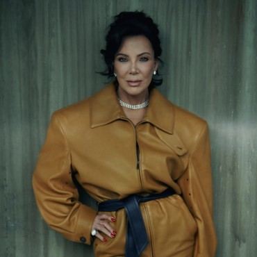 Viral Foto Kris Jenner Jadi Jimat Pembawa Rezeki di China, Ada yang Lulus Ujian