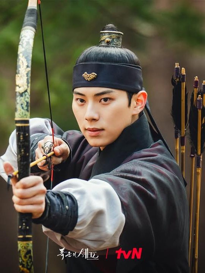 Lee Chae Min banyak dibicarakan pecinta drama Korea berkat penampilannya sebagai raja Lee Heon di drama Bon Appetit, Your Majesty yang juga dibintangi YoonA dari Girls’ Generation. Karakter raja yang dingin sekaligus punya selera kuliner tajam itu sukses bikin penonton terpikat, apalagi drama ini meraih rating tinggi dan banyak pujian.