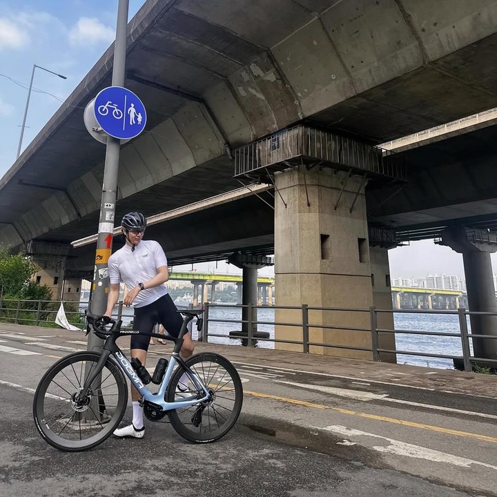 <p>Bak pesepeda profesional, Min Ho juga menggunakan pakaian olahraga khusus bersepeda beserta peralatannya yang cukup lengkap. Tentu saja <em>postingan</em>-nya selalu dibanjiri komentar para penggemar.&nbsp;(Foto: Instagram@actorleeminho)</p>