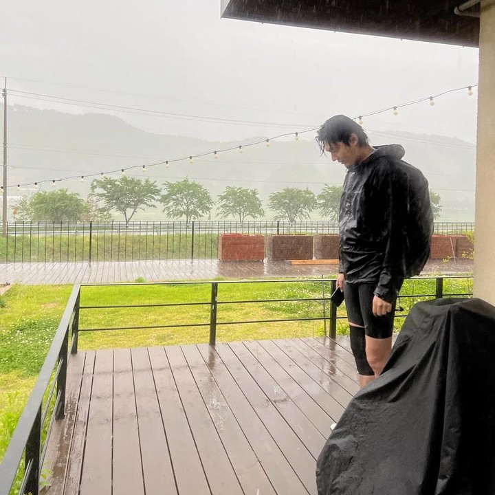 <p>Baik pagi, siang, maupun malam hari, Lee Min Ho selalu menyisakan waktu untuk mengayuh sepeda favoritnya. Bahkan, pria 38 tahun ini pun pernah memperlihatkan momen ketika bersepeda saat hujan lebat.&nbsp;(Foto: Instagram@actorleeminho)</p>