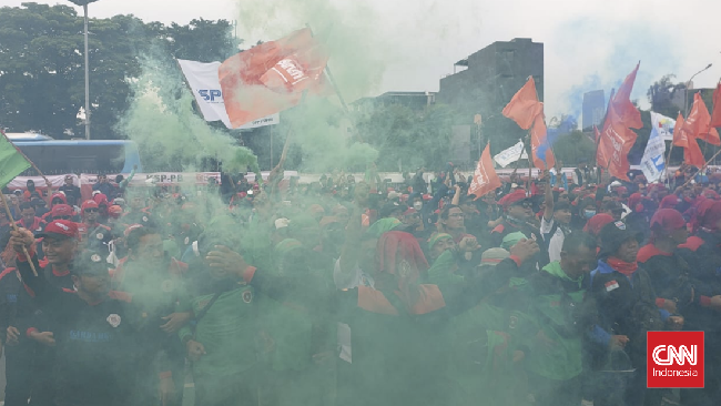 Demo di depan kompleks parlemen menyoroti tingginya gaji dan tunjangan yang diterima DPR di tengah upah murah dan ancaman pekerjaan buruh.