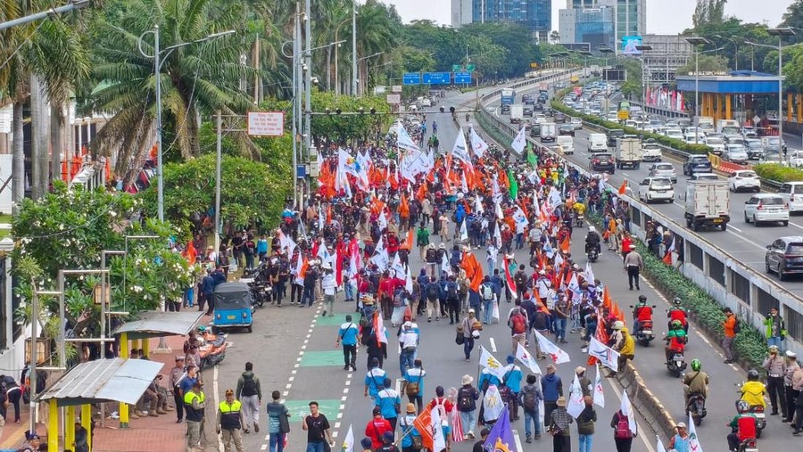 Massa buruh mulai berdatangan per pukul 10.15 WIB, Kamis (28/8/2025), sementara lalin depan DPR masih dibuka. Massa buruh mulai berdatangan per pukul 10.15 WIB, Kamis (28/8/2025), sementara lalin depan DPR masih dibuka.