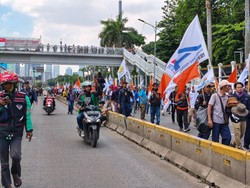 Jalan Gatsu Arah Slipi Mulai Dialihkan Imbas Demo di DPR, TransJ Masuk Tol