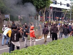 Massa Bertahan di Jalan Asia Afrika Senayan, Bakar Spanduk-Water Barrier