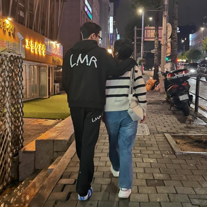 <p>Mingyu juga sering menghabiskan waktu bersama keluarga. Ia kerap membagikan momen tersebut di akun Instagram pribadinya seperti foto berikut saat jalan-jalan bersama ibunda. &ldquo;Makan yang banyak, makannya asin, makannya kemudian, keluargaku,&rdquo; tulis Mingyu.&nbsp;(Foto: Instagram@min9yu_k)</p>