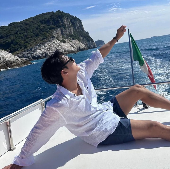 <p><em>Rapper</em> SEVENTEEN satu ini juga pernah menikmati liburan santai naik yatch saat berada di Italia. Sang idol pun memamerkan momen tersebut di media sosial. <em>Postingan-</em>nya pun mendapat pujian netizen karena wajahnya yang terlihat begitu tampan.&nbsp;<em>&nbsp;</em>(Foto: Instagram@min9yu_k)</p>