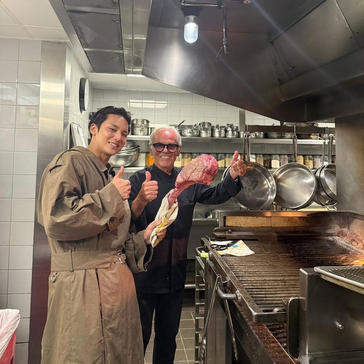 <p>Idol tampan satu ini juga menghabiskan waktu luangnya dengan mencoba kulineran. Bahkan, ia pernah terjun langsung ke dapur membantu sang koki, lho. &ldquo;Terima kasih atas pengalaman yang luar biasa. Chef,&rdquo; tuturnya.&nbsp;(Foto: Instagram@min9yu_k)</p>