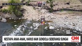 VIDEO: Nestapa Anak-Anak Harus Naik Gondola Seberangi Sungai