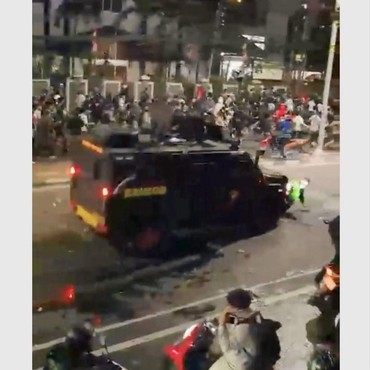 Terekam Jelas Rantis Brimob Sempat Berhenti Sebelum Lindas Tewas Ojol