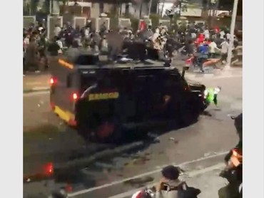 Terekam Jelas Rantis Brimob Sempat Berhenti Sebelum Lindas Tewas Ojol
