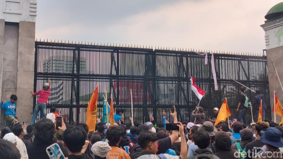 Peserta demo di DPR masuk ke Tol Dalam Kota Peserta demo di DPR masuk ke Tol Dalam Kota